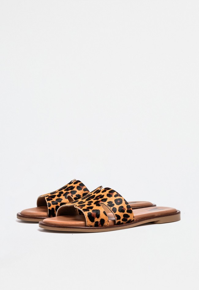Sandalia plana de mujer en piel con estampado leopardo – diseño versátil y con carácter | VAS v3090