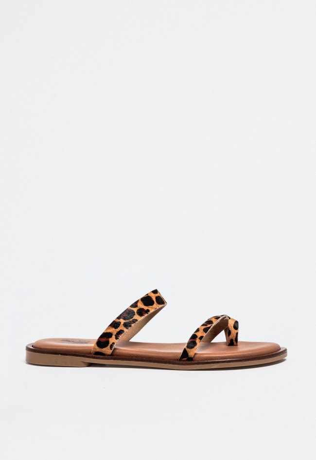 Sandalia plana de dedo en piel con tiras y estampado leopardo – estilo fresco y actual | VAS v3092