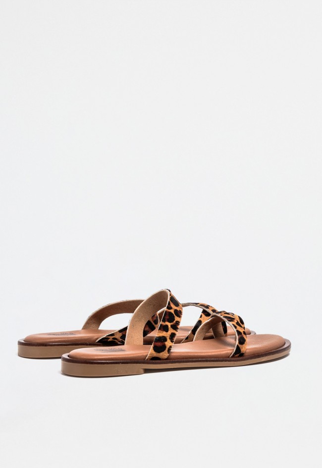 Sandalia plana de dedo en piel con tiras y estampado leopardo – estilo fresco y actual | VAS v3092