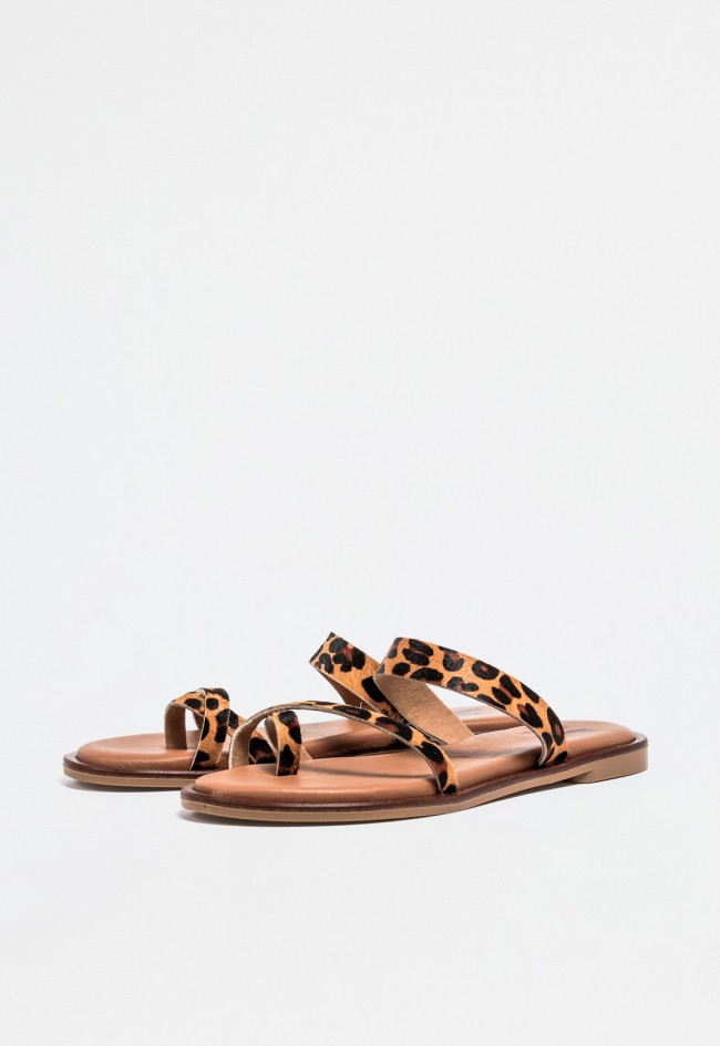 Sandalia plana de dedo en piel con tiras y estampado leopardo – estilo fresco y actual | VAS v3092