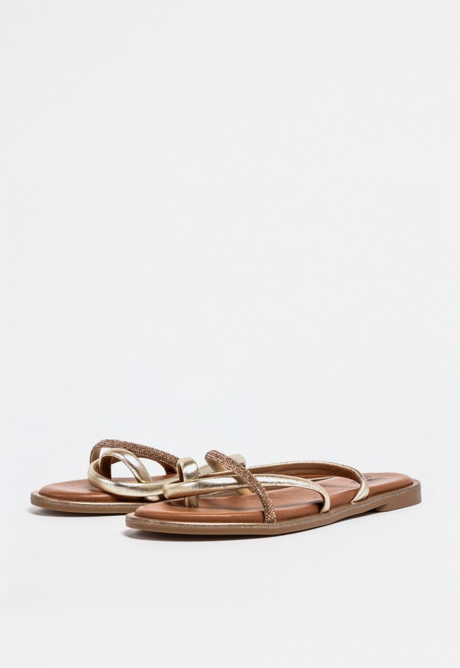 Sandalia plana de mujer en piel con tiras cruzadas oro y brillo – comodidad con elegancia sutil | VAS v3011