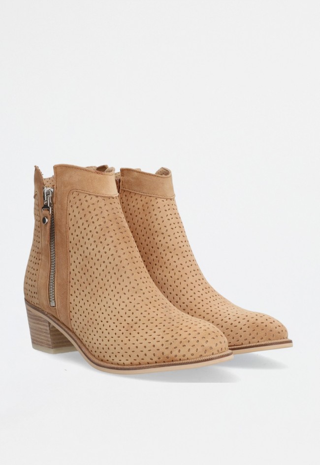 Botín de mujer en piel color tan con caña baja, tacón cómodo y cremallera lateral | ALPE NELLY 53891136
