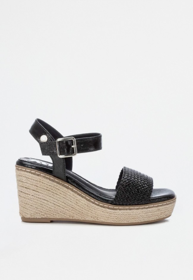 Sandalia cuña efecto metalizado vegana de mujer negro Xti 143828