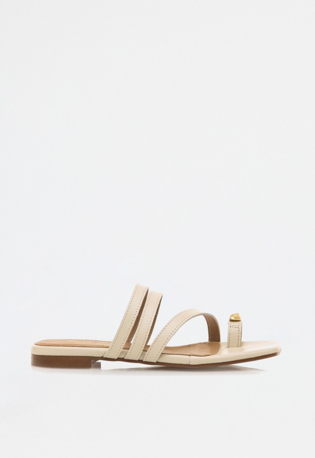 Sandalia plana de mujer en piel color hielo con pieza dorada y diseño exclusivo | Fabricada en España | MUSTANG NECANE