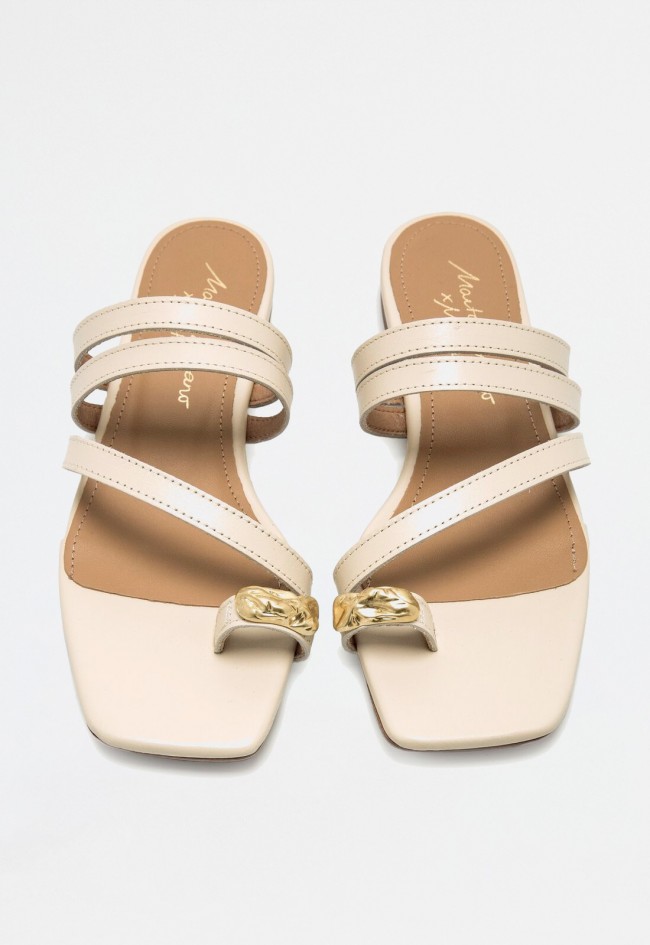 Sandalia plana de mujer en piel color hielo con pieza dorada y diseño exclusivo | Fabricada en España | MUSTANG NECANE