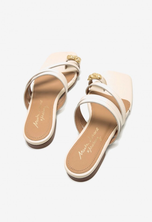 Sandalia plana de mujer en piel color hielo con pieza dorada y diseño exclusivo | Fabricada en España | MUSTANG NECANE