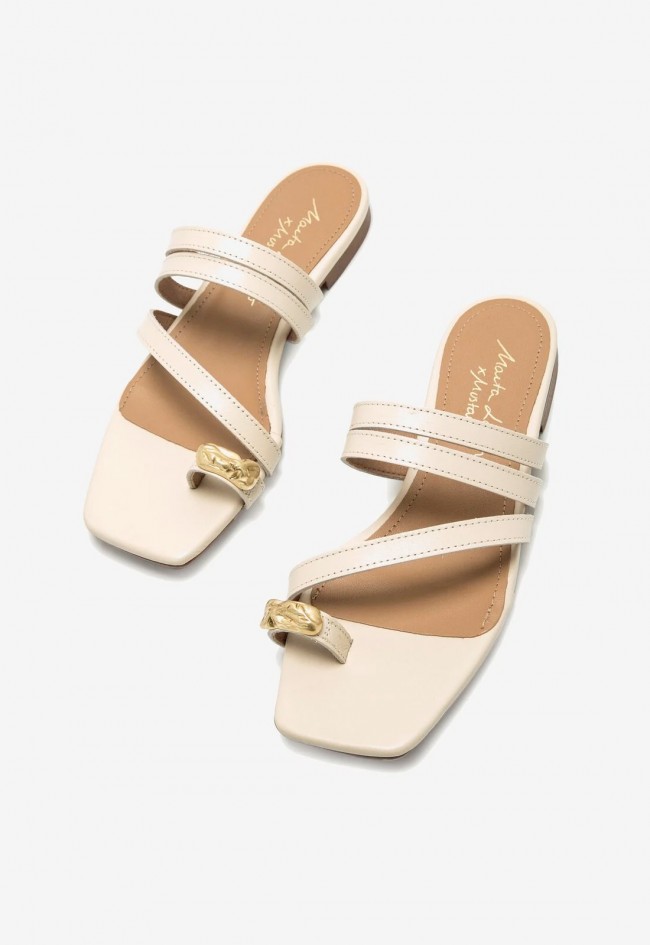 Sandalia plana de mujer en piel color hielo con pieza dorada y diseño exclusivo | Fabricada en España | MUSTANG NECANE