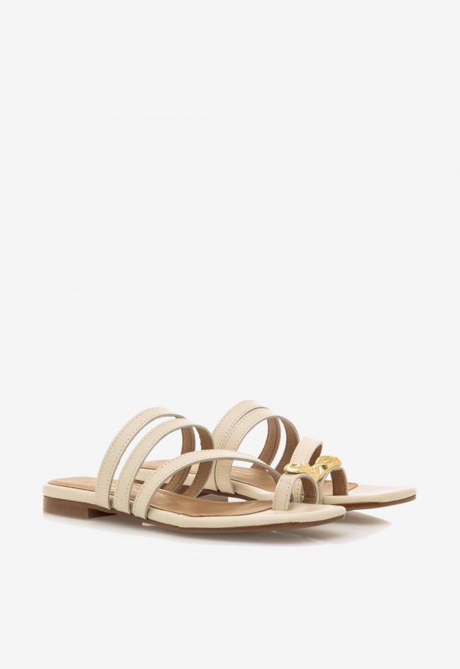 Sandalia plana de mujer en piel color hielo con pieza dorada y diseño exclusivo | Fabricada en España | MUSTANG NECANE