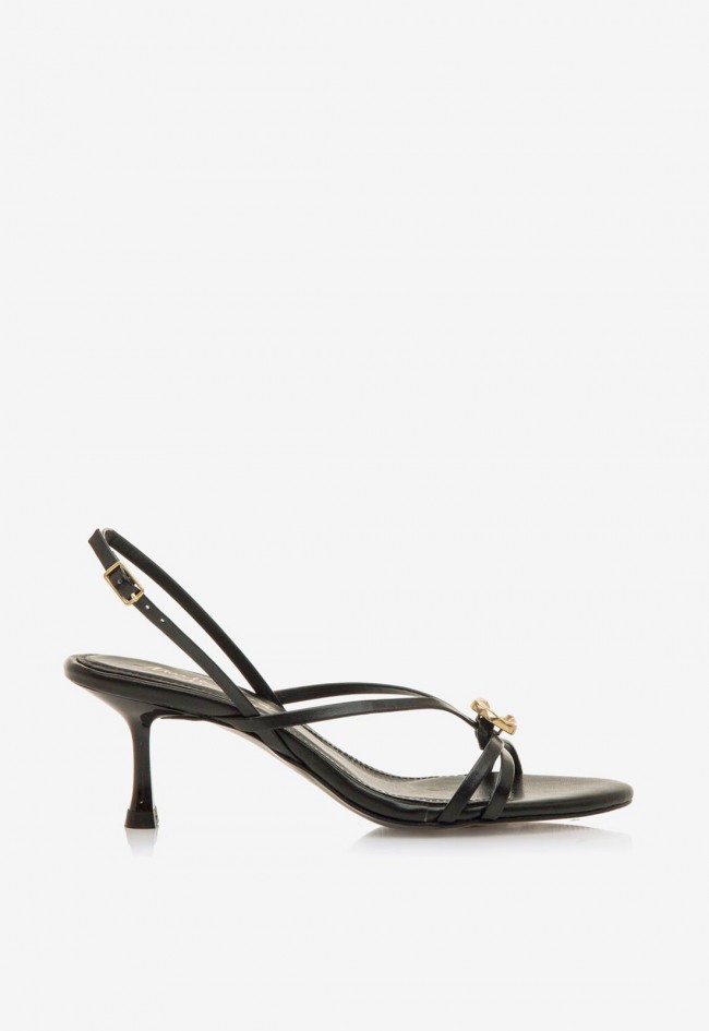 Sandalia de tacón en piel negra con tiras cruzadas y detalle dorado | Diseño exclusivo | MUSTANG MARTA