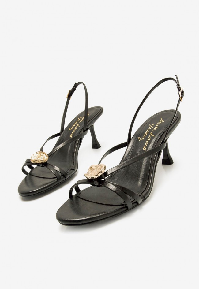 Sandalia de tacón en piel negra con tiras cruzadas y detalle dorado | Diseño exclusivo | MUSTANG MARTA