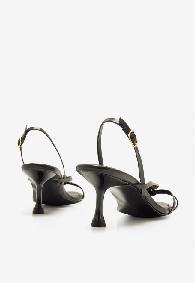Sandalia de tacón en piel negra con tiras cruzadas y detalle dorado | Diseño exclusivo | MUSTANG MARTA