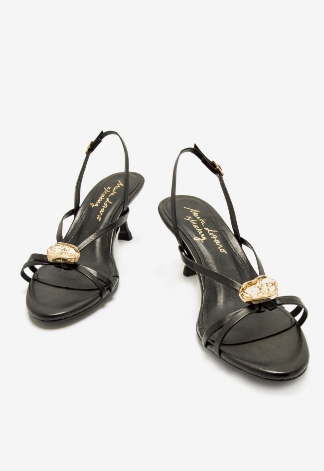 Sandalia de tacón en piel negra con tiras cruzadas y detalle dorado | Diseño exclusivo | MUSTANG MARTA