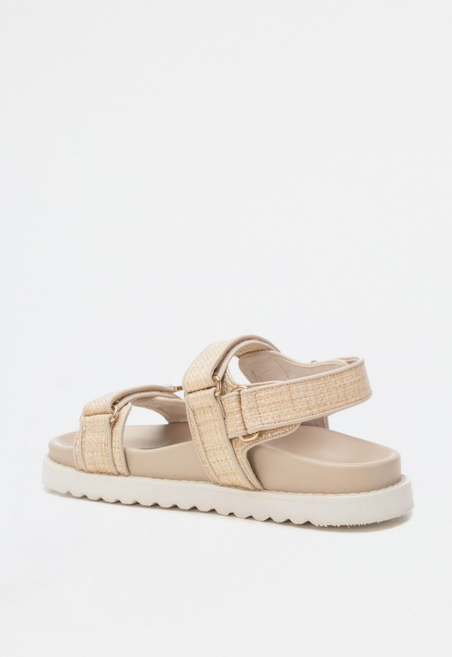 Sandalia plana de mujer en rafia con doble pala, cierre adhesivo y detalles metálicos | XTI 144128