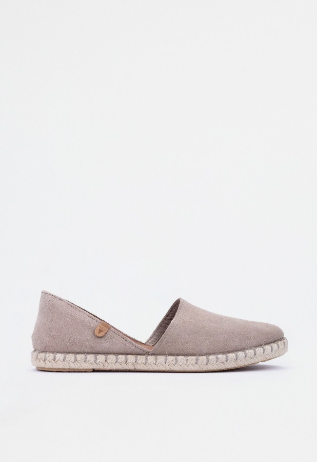 Alpargata plana de mujer en serraje piedra con suela de yute y piel | Modelo icónico fabricado en España | VERBENAS CARMEN