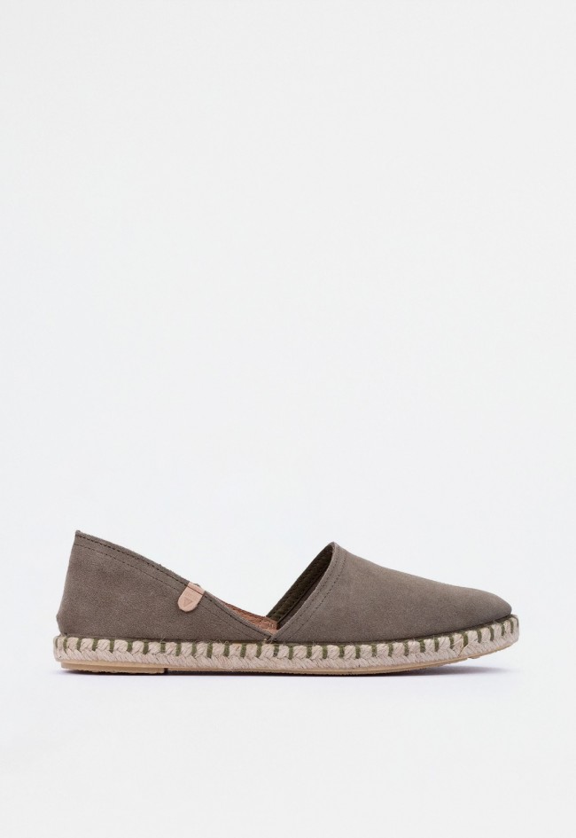 Alpargata plana de mujer en serraje kaki con suela de yute y piel | Modelo icónico fabricado en España | VERBENAS CARMEN