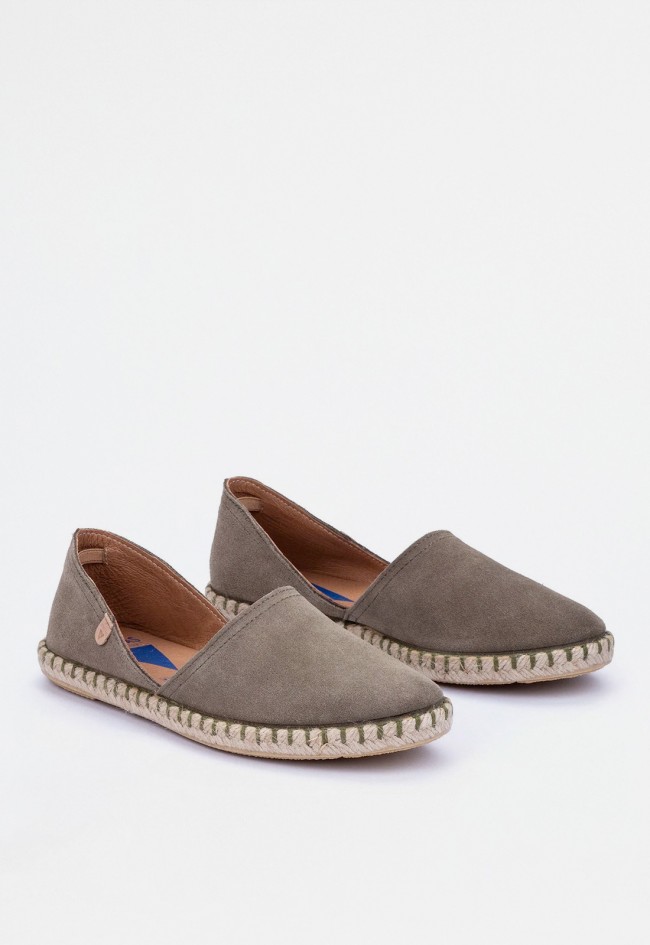 Alpargata plana de mujer en serraje kaki con suela de yute y piel | Modelo icónico fabricado en España | VERBENAS CARMEN