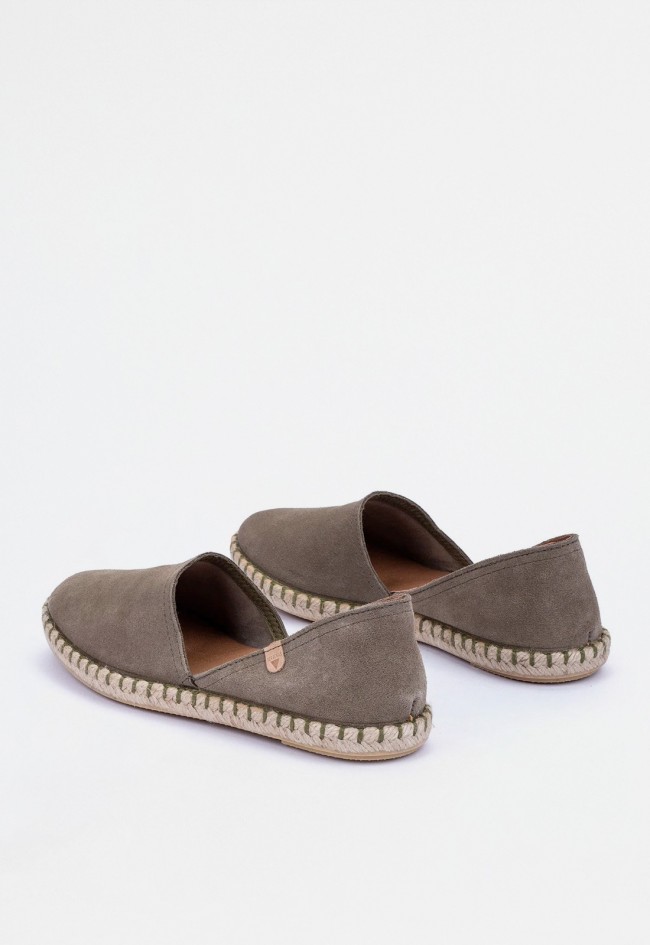 Alpargata plana de mujer en serraje kaki con suela de yute y piel | Modelo icónico fabricado en España | VERBENAS CARMEN