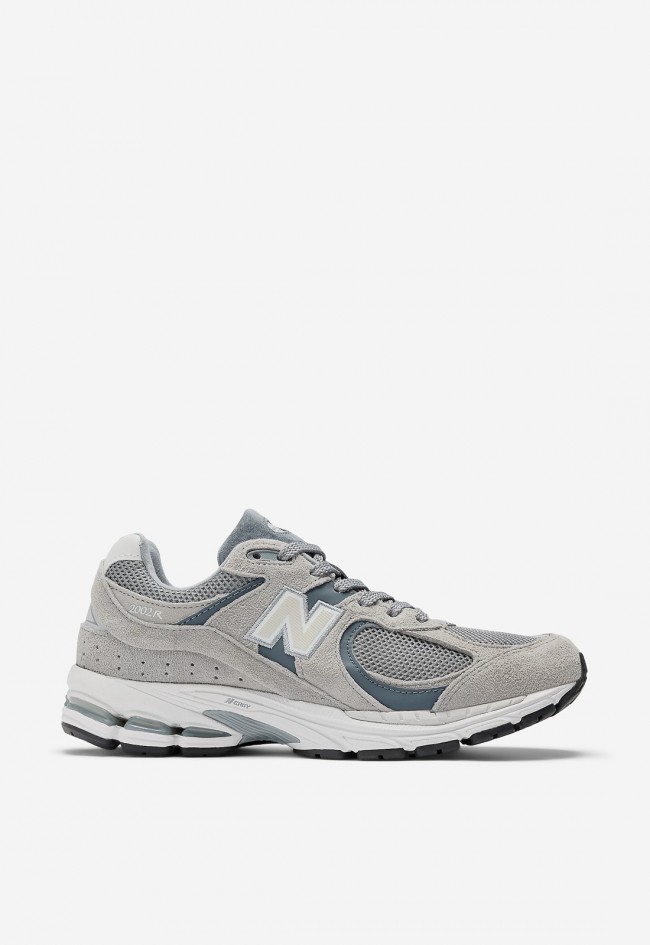 Zapatilla de mujer New Balance gris con tecnología ABZORB y diseño retro de los 2000 | Comodidad y estilo deportivo m2002rst