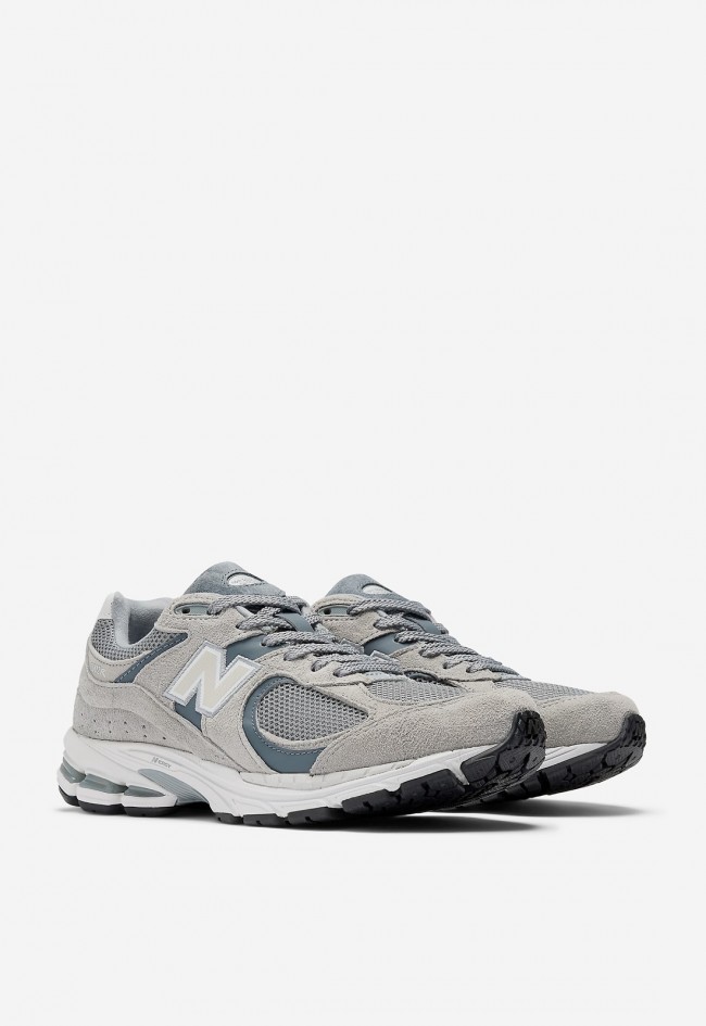 Zapatilla de mujer New Balance gris con tecnología ABZORB y diseño retro de los 2000 | Comodidad y estilo deportivo m2002rst