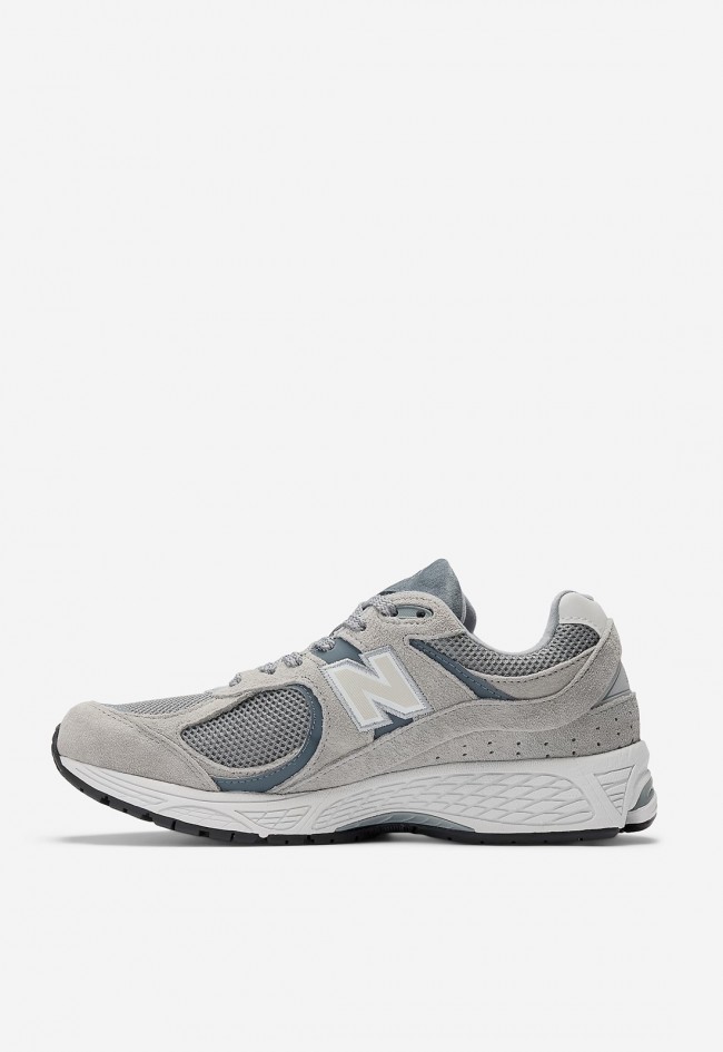 Zapatilla de mujer New Balance gris con tecnología ABZORB y diseño retro de los 2000 | Comodidad y estilo deportivo m2002rst