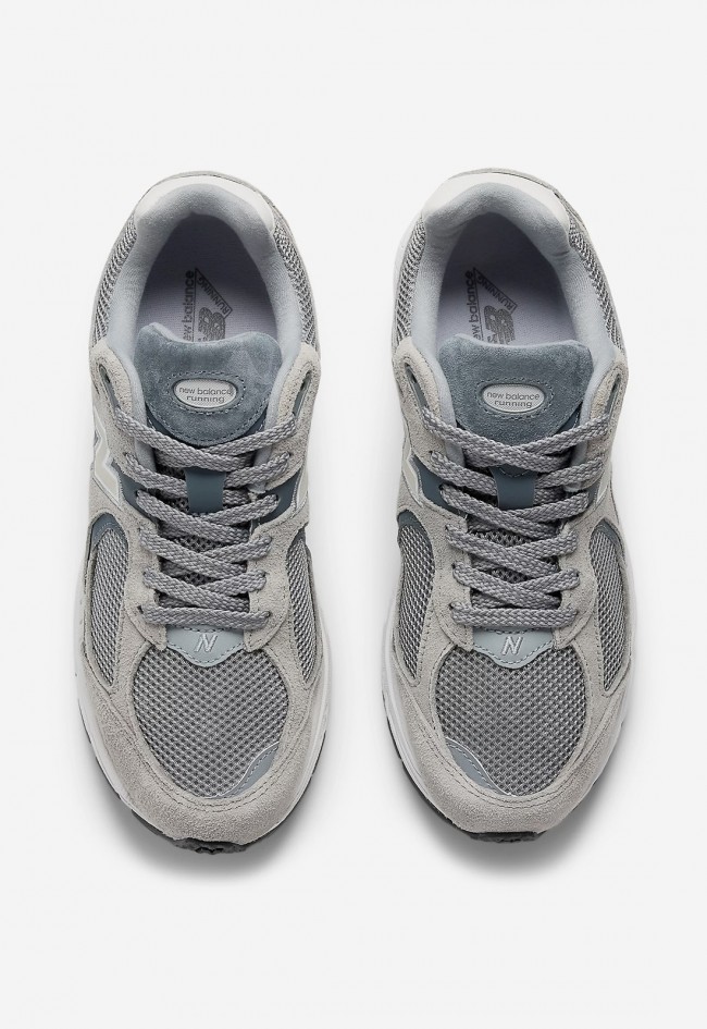 Zapatilla de mujer New Balance gris con tecnología ABZORB y diseño retro de los 2000 | Comodidad y estilo deportivo m2002rst