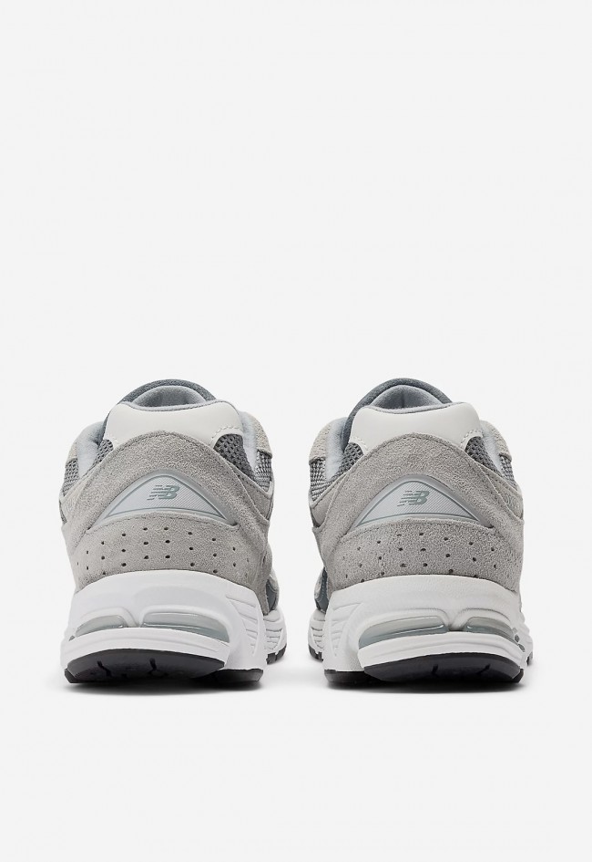 Zapatilla de mujer New Balance gris con tecnología ABZORB y diseño retro de los 2000 | Comodidad y estilo deportivo m2002rst