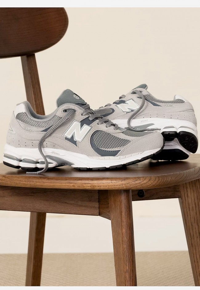 Zapatilla de mujer New Balance gris con tecnología ABZORB y diseño retro de los 2000 | Comodidad y estilo deportivo m2002rst
