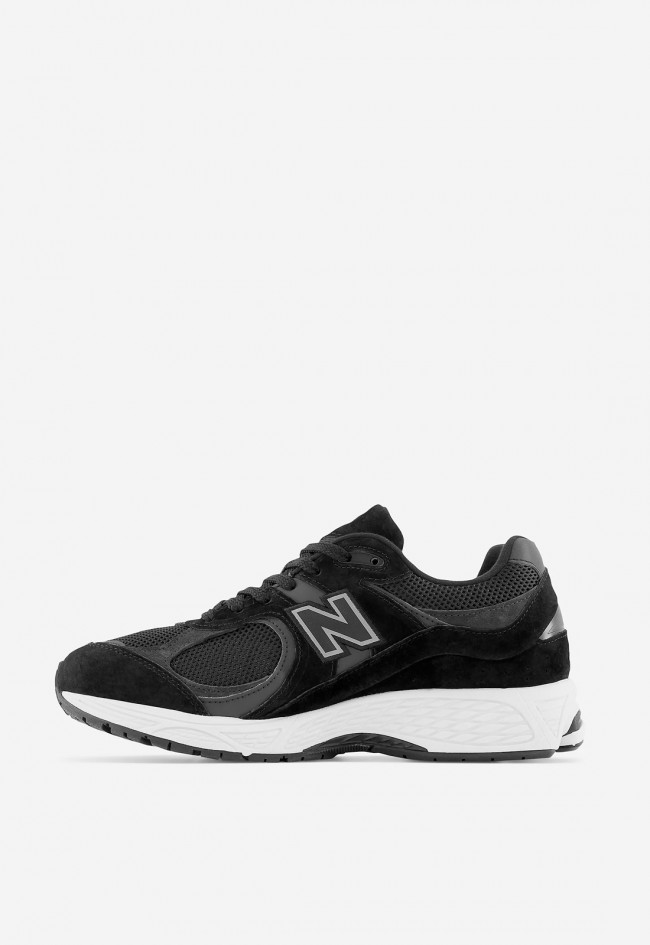 Zapatilla de mujer New Balance negra con tecnología ABZORB y diseño retro 2000s | Confort deportivo y estilo urbano