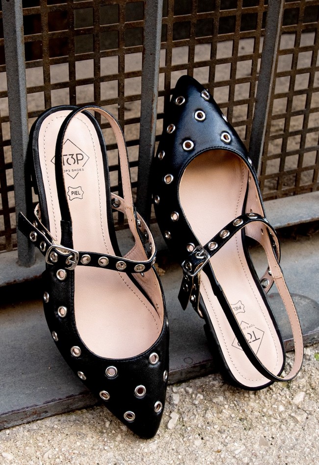 Zapato plano de piel negro con tachas y hebilla – destalonado y casual para mujer | TOP3