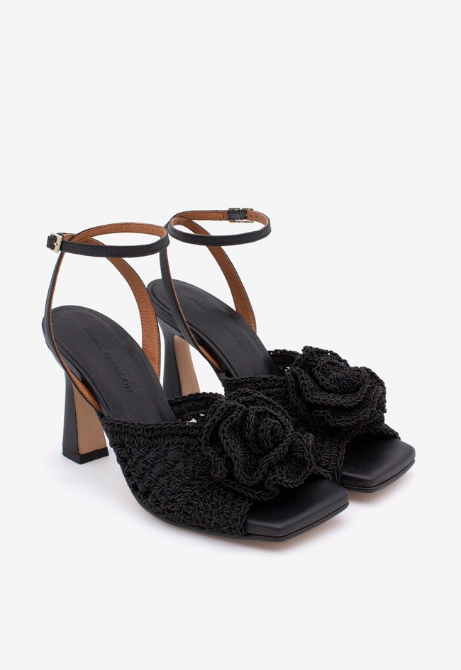 Sandalia de tacón alto en piel negra con pala de crochet y flor | Tacón fino| Fabricada en España | Noa Harmon Irene