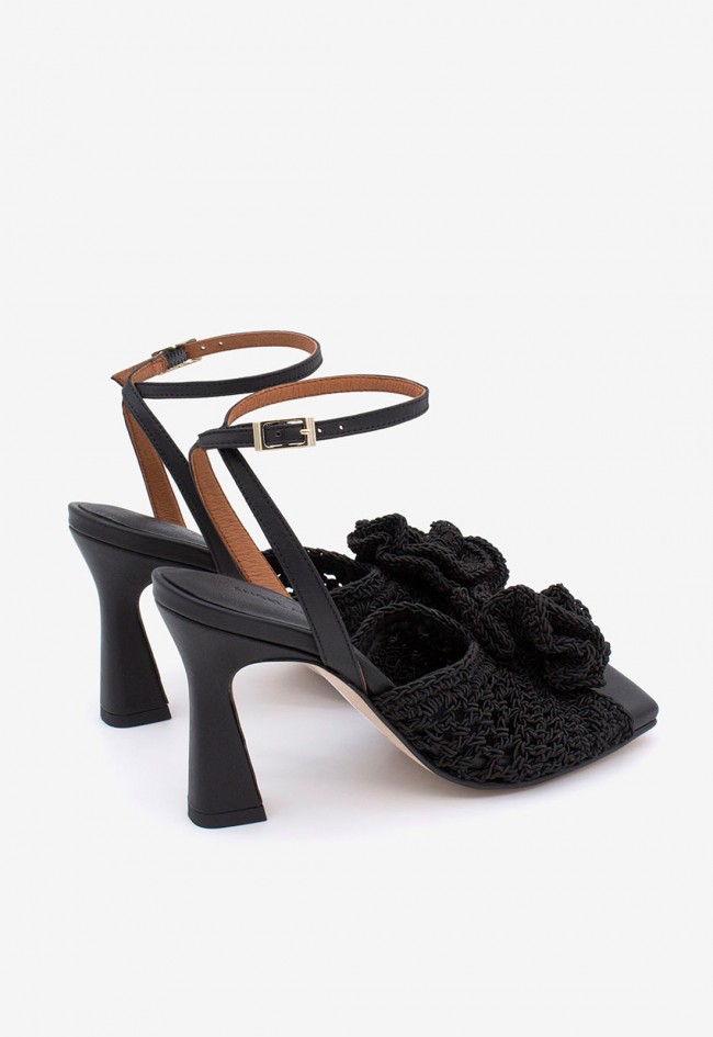 Sandalia de tacón alto en piel negra con pala de crochet y flor | Tacón fino| Fabricada en España | Noa Harmon Irene