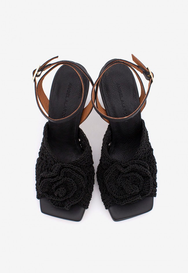 Sandalia de tacón alto en piel negra con pala de crochet y flor | Tacón fino| Fabricada en España | Noa Harmon Irene