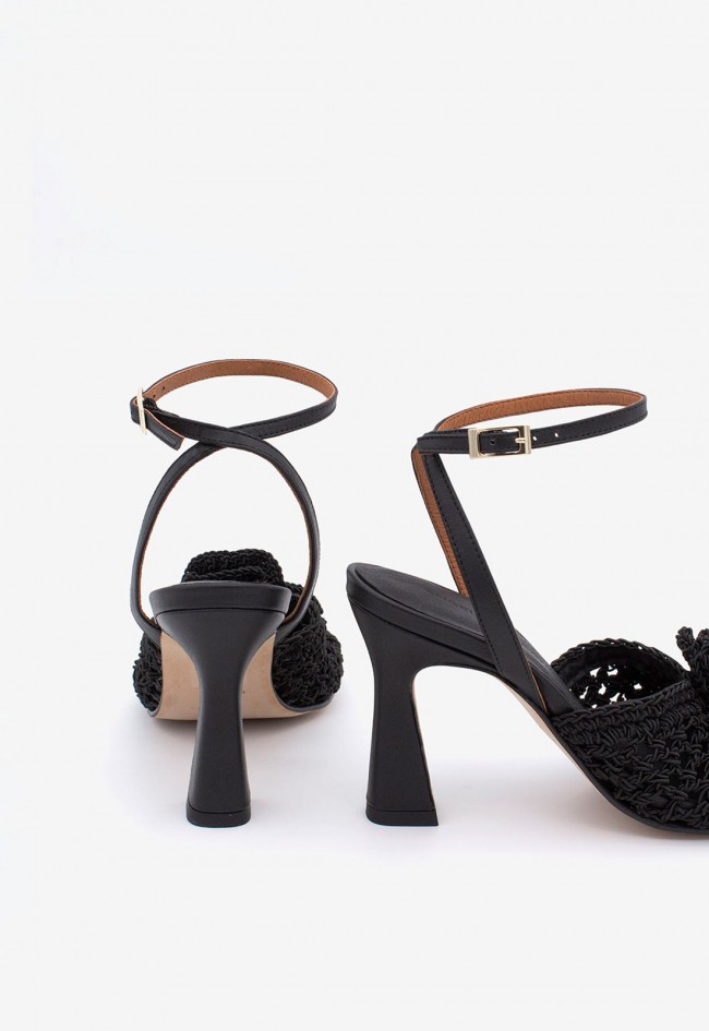 Sandalia de tacón alto en piel negra con pala de crochet y flor | Tacón fino| Fabricada en España | Noa Harmon Irene