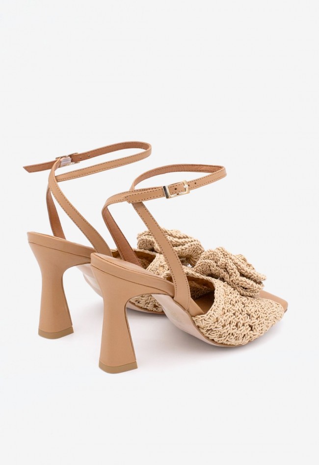 Sandalia de tacón alto en piel beige con pala de crochet y flor | Tacón fino | Fabricada en España | Noa Harmon Irene