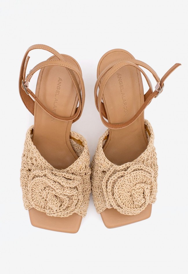 Sandalia de tacón alto en piel beige con pala de crochet y flor | Tacón fino | Fabricada en España | Noa Harmon Irene