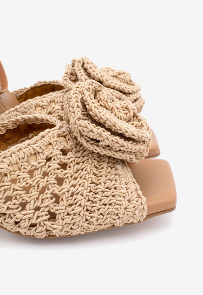 Sandalia de tacón alto en piel beige con pala de crochet y flor | Tacón fino | Fabricada en España | Noa Harmon Irene