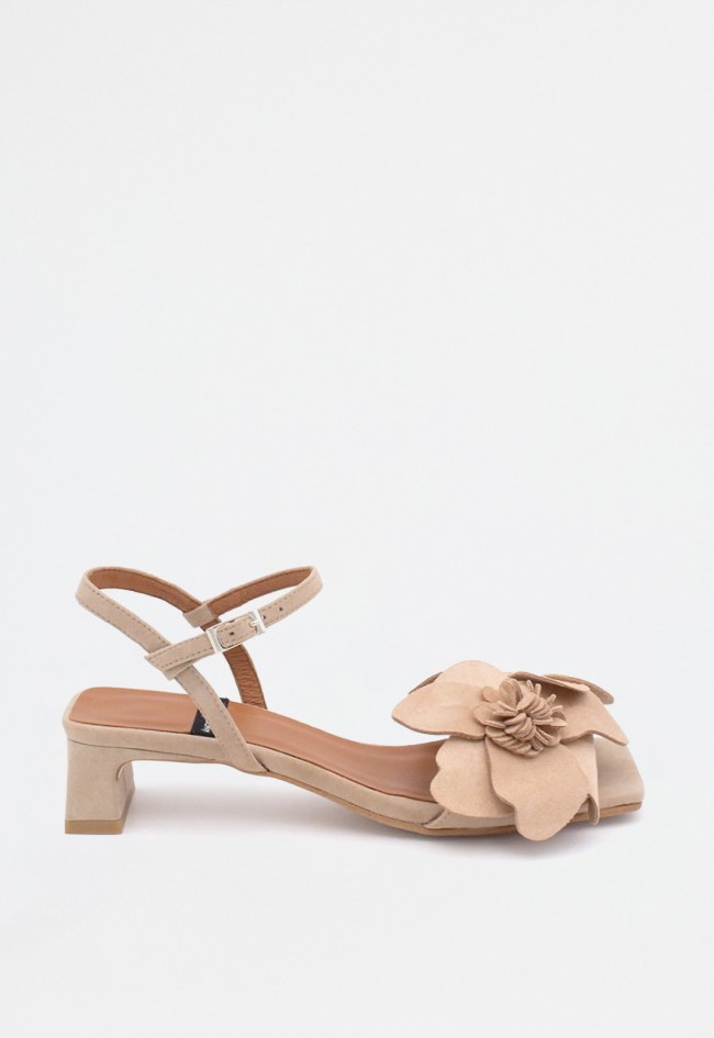 Sandalia de tacón bajo en ante con adorno floral artesanal y plantilla acolchada | Fabricada en España | Ángel Alarcón Eugenie