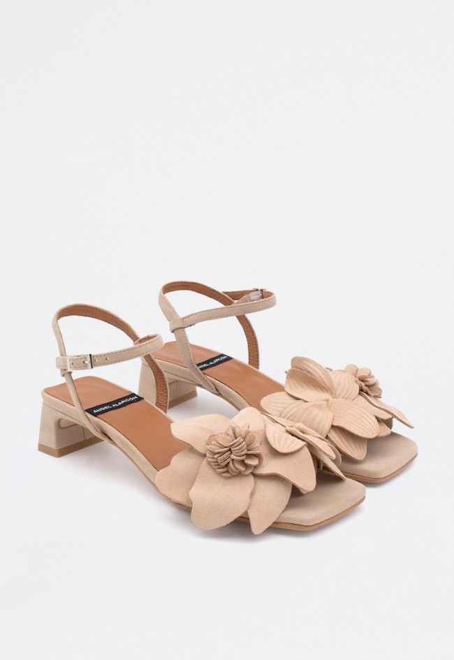 Sandalia de tacón bajo en ante con adorno floral artesanal y plantilla acolchada | Fabricada en España | Ángel Alarcón Eugenie