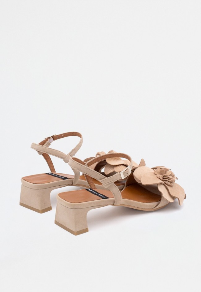 Sandalia de tacón bajo en ante con adorno floral artesanal y plantilla acolchada | Fabricada en España | Ángel Alarcón Eugenie