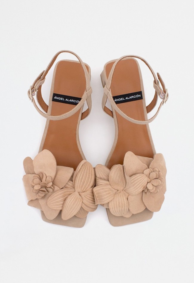 Sandalia de tacón bajo en ante con adorno floral artesanal y plantilla acolchada | Fabricada en España | Ángel Alarcón Eugenie