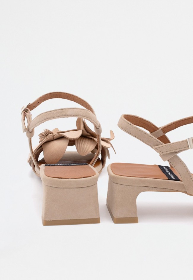 Sandalia de tacón bajo en ante con adorno floral artesanal y plantilla acolchada | Fabricada en España | Ángel Alarcón Eugenie