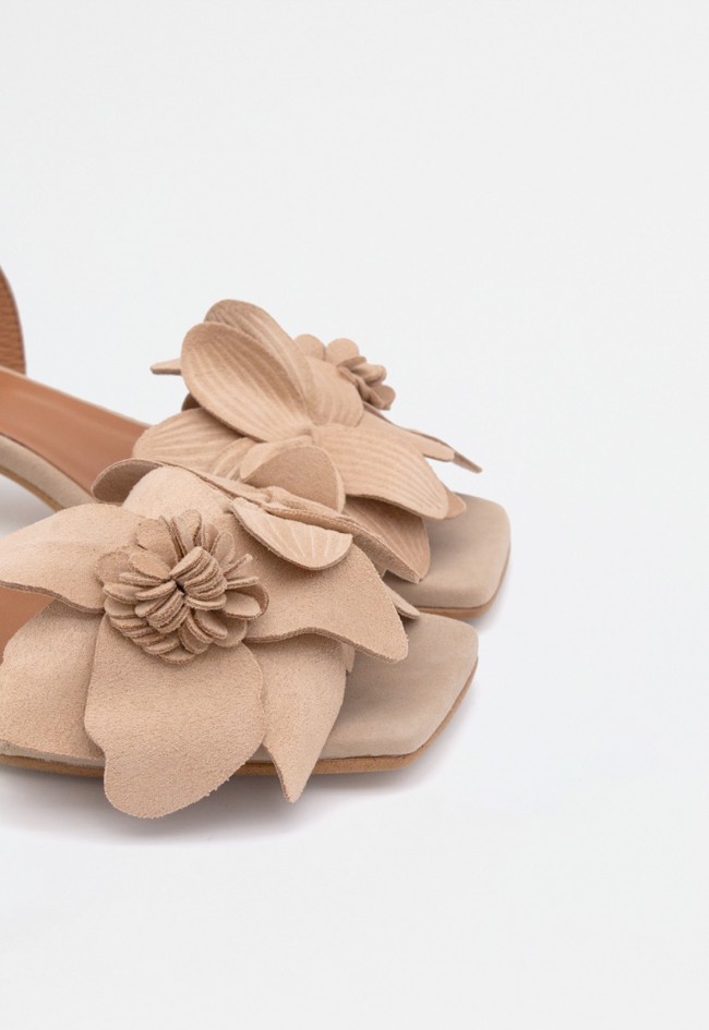 Sandalia de tacón bajo en ante con adorno floral artesanal y plantilla acolchada | Fabricada en España | Ángel Alarcón Eugenie
