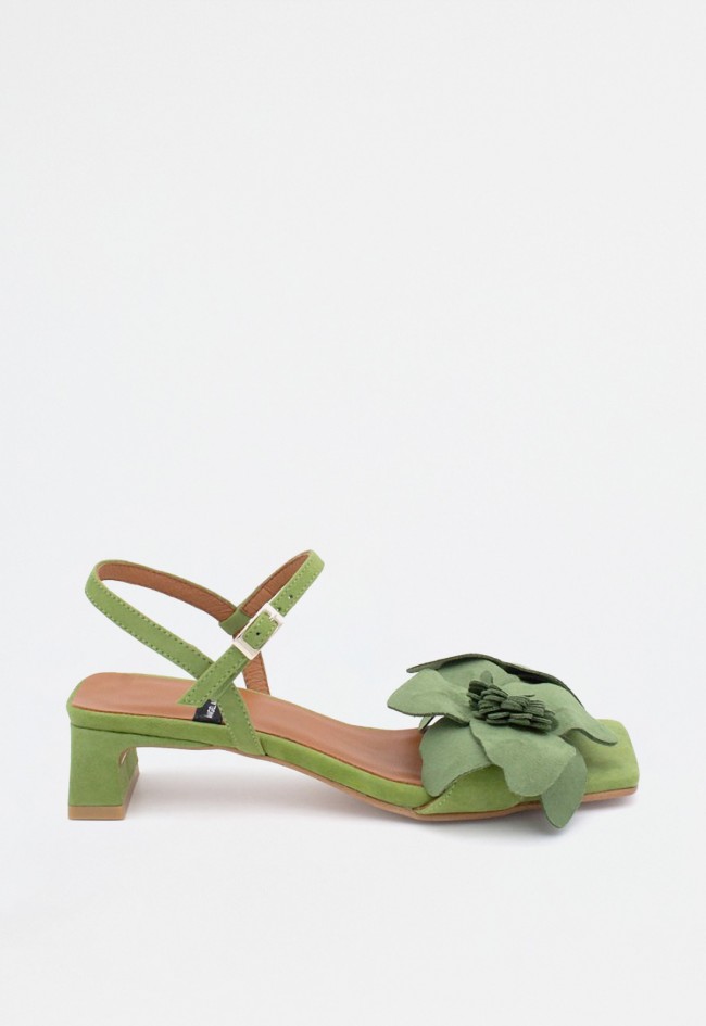Sandalia de mujer en ante verde con tacón bajo y adorno floral | Fabricada en España | Ángel Alarcón