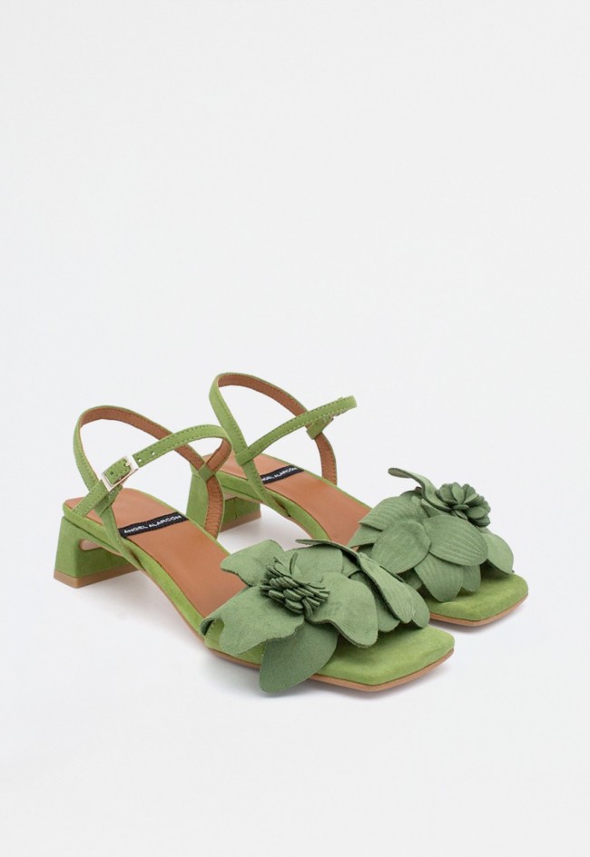 Sandalia de mujer en ante verde con tacón bajo y adorno floral | Fabricada en España | Ángel Alarcón