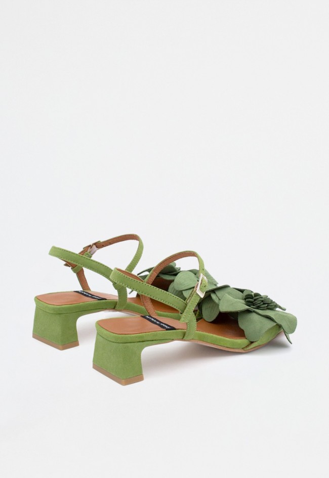 Sandalia de mujer en ante verde con tacón bajo y adorno floral | Fabricada en España | Ángel Alarcón