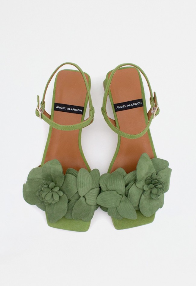 Sandalia de mujer en ante verde con tacón bajo y adorno floral | Fabricada en España | Ángel Alarcón
