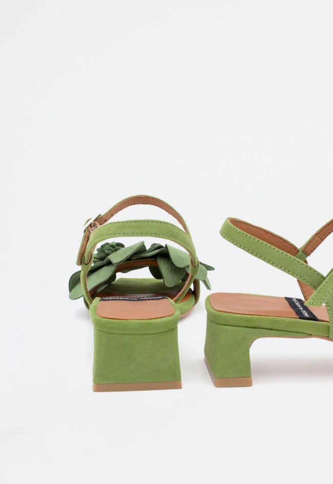 Sandalia de mujer en ante verde con tacón bajo y adorno floral | Fabricada en España | Ángel Alarcón