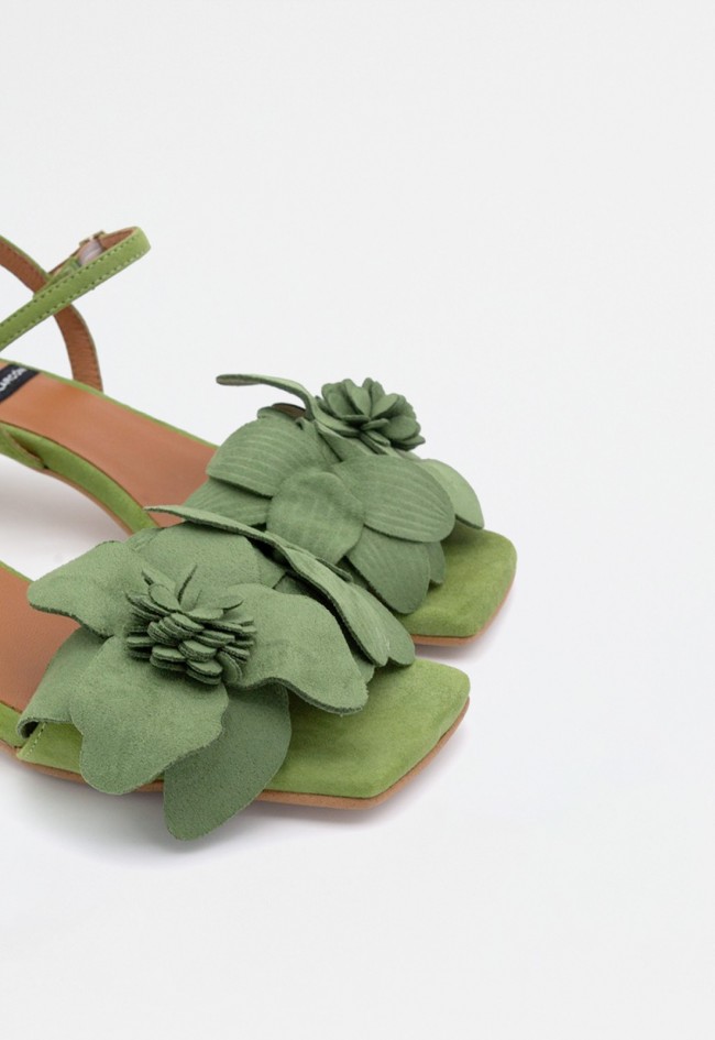 Sandalia de mujer en ante verde con tacón bajo y adorno floral | Fabricada en España | Ángel Alarcón
