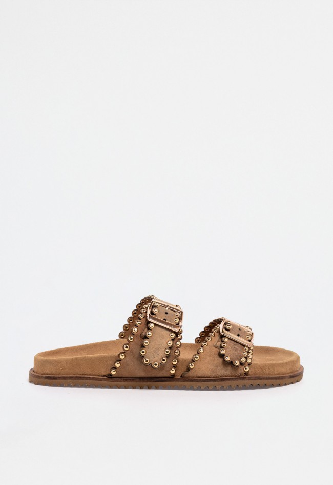 Sandalia plana de mujer en piel color tostado con doble hebilla y tachas doradas – diseño atrevido y actual Glo 4037 mirror