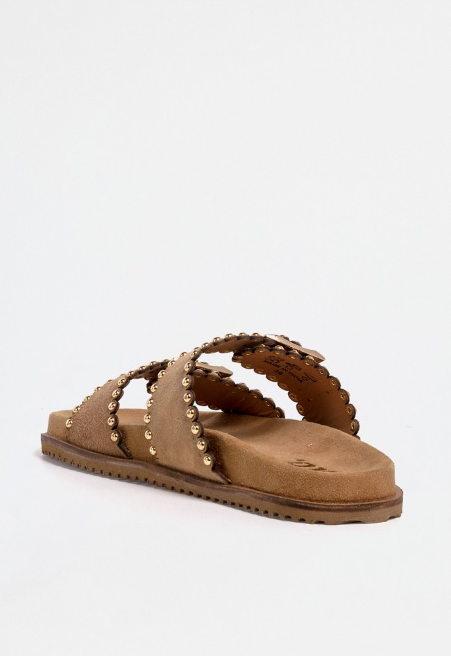 Sandalia plana de mujer en piel color tostado con doble hebilla y tachas doradas – diseño atrevido y actual Glo 4037 mirror